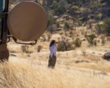 Frau und Safari Jeep in Samburu Nationalreservat Frau und Safari Jeep in Samburu Nationalreservat während einer Kenia Safari Reise