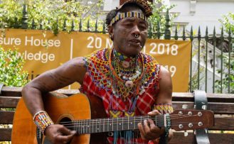 Während einer Kenia Safari Reise einem Sänger im Park von Kapstadt begegnet
