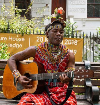 Sänger im Park von Kapstadt Während einer Kenia Safari Reise einem Sänger im Park von Kapstadt begegnet