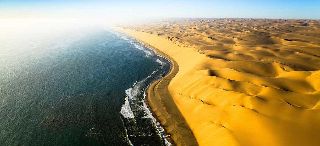 Helikopterblick auf die Skelettküste auf einer Namibia Rundreise
