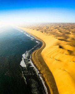 Helikopterblick auf die Skelettküste auf einer Namibia Rundreise