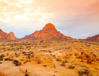 Helikopterblick aufs Damaraland während einer Namibia Safari Rundreise