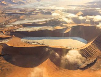 Helikopterblick aufs Sossusvlei während der Namibia Safari Rundreise