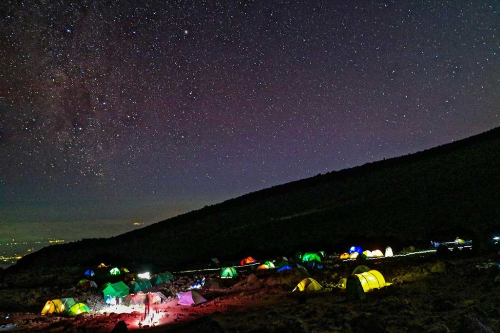 Kilimanjaro Zelte bei Nacht