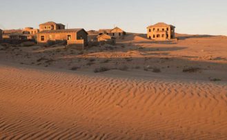 Kolmanskop Verlassene Häuser in Kolmanskop während einer Namibia Safari Reise