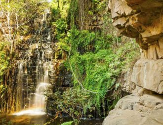 Wasserfall in Moremi Gorge während eine Botswana Safari Reise