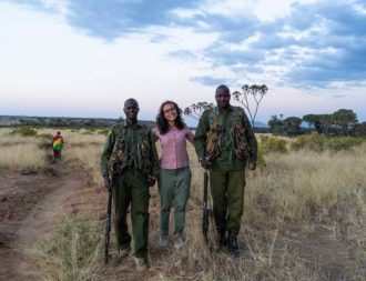 Walking Safari mit Rangern im Samburu Nationalpark während Kenia Safari Rundreisen